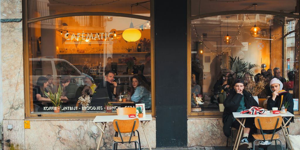 pessoas sentadas dentro do café