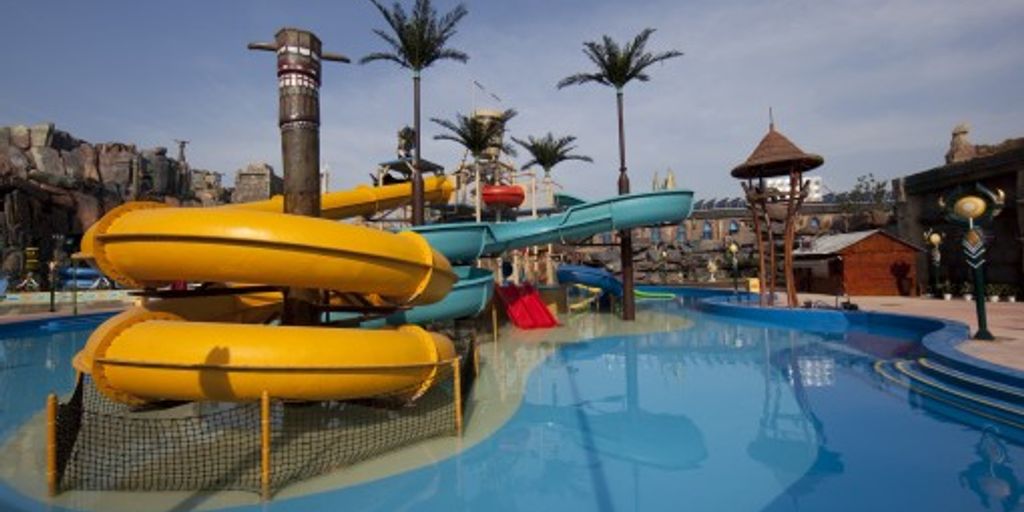 healthy snacks for swimmers with DIY recipes and swimming pool background