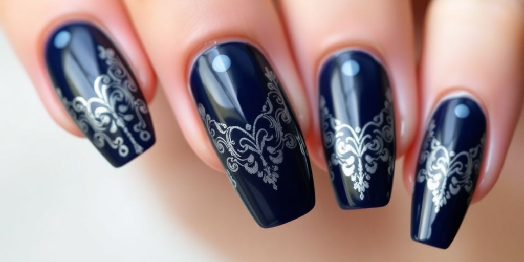 Unhas decoradas azul-marinho em fundo desfocado.