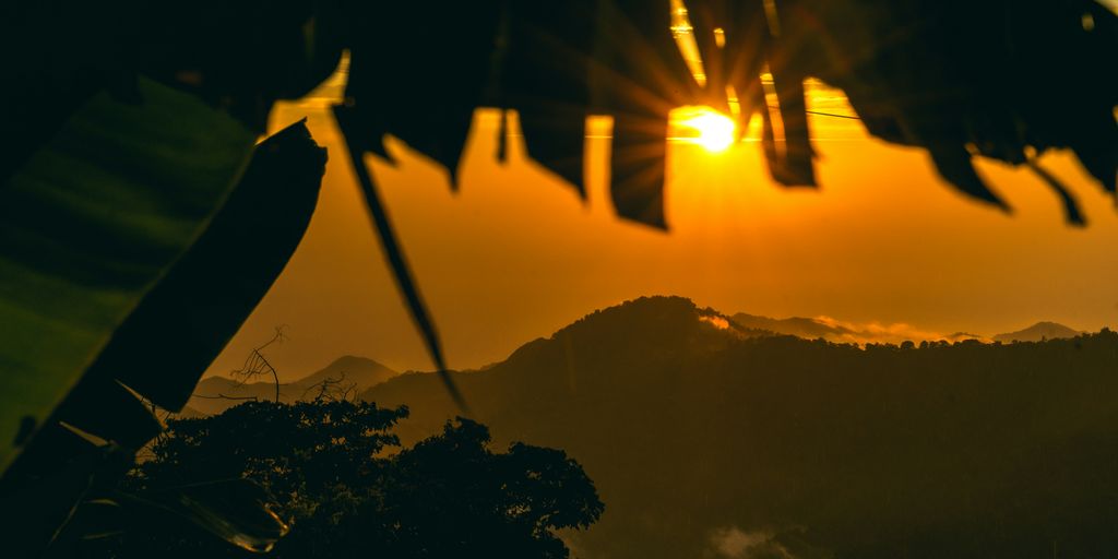 Kreuzfahrten buchen - the sun is setting over a mountain range