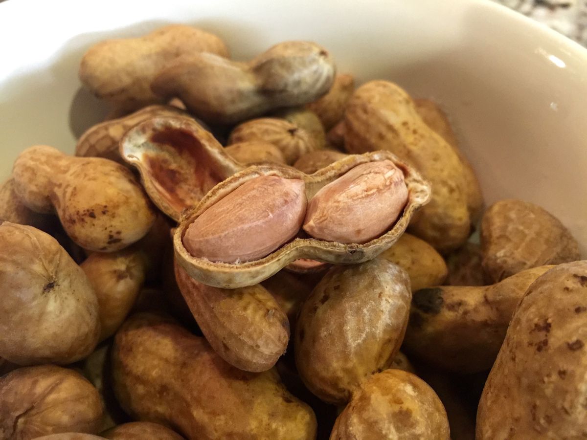 2. Rebus air, garam, kaldu bubuk, bawang putih yang sudah dihaluskan dan bawang putih geprek