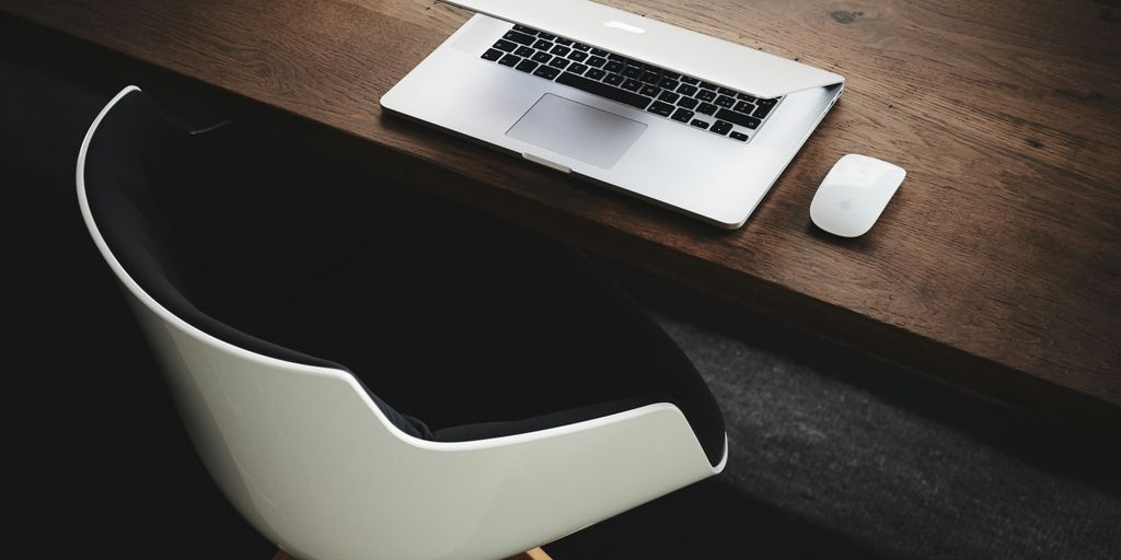 Top Chicago IT Companies Revolutionizing the Tech Industry 1 Apple MacBook beside computer mouse on table