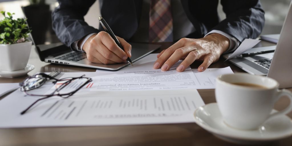 İtalyanca yeminli tercüman çalışma masasında.