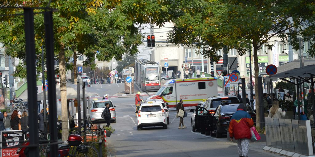 A city street filled with lots of traffic