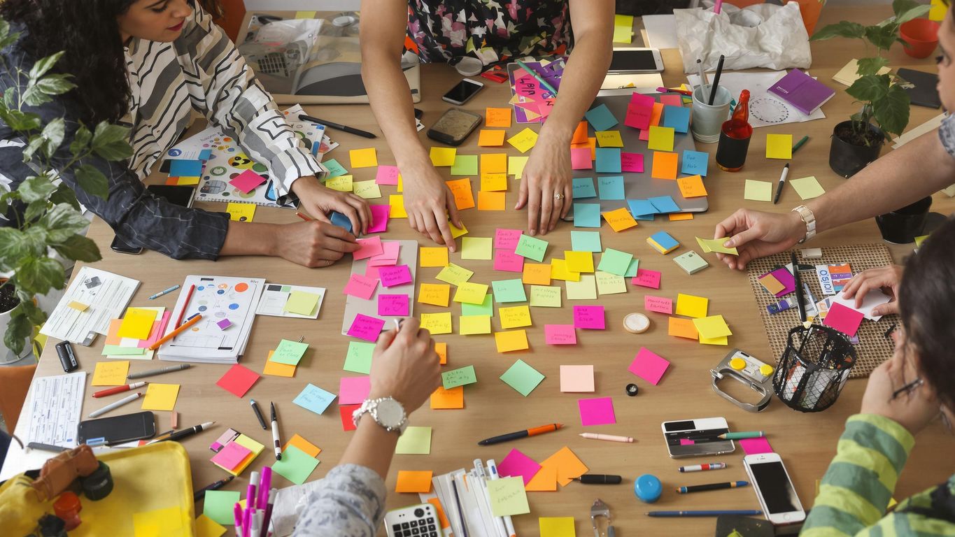 Liten gruppe medarbeidere som jobber kreativt sammen.