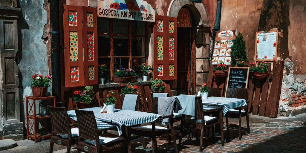 a table and chairs outside of a restaurant