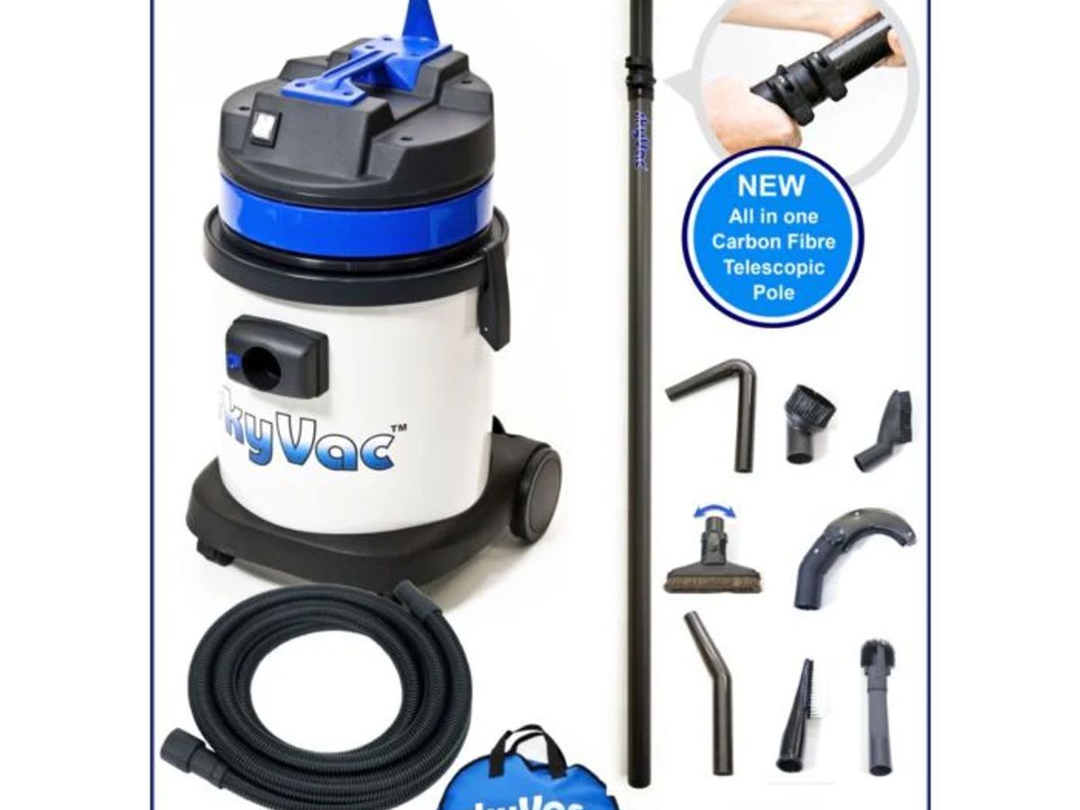 Aspiradora con diversos accesorios y complementos expuestos de forma destacada.