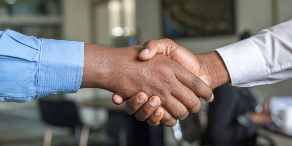 Finanz2Go - Investment Consulting for Expats 4 two people shaking hands