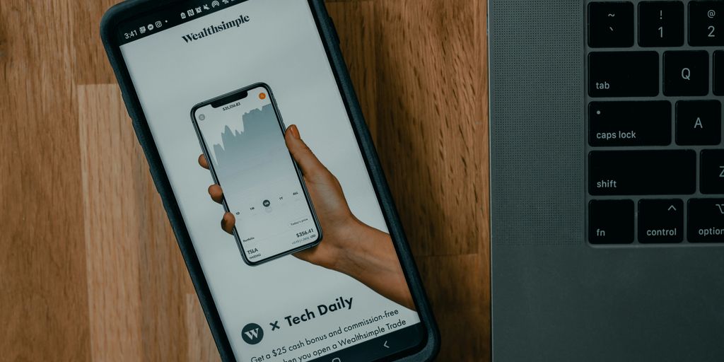 smartphone Android Samsung preto na mesa de madeira marrom