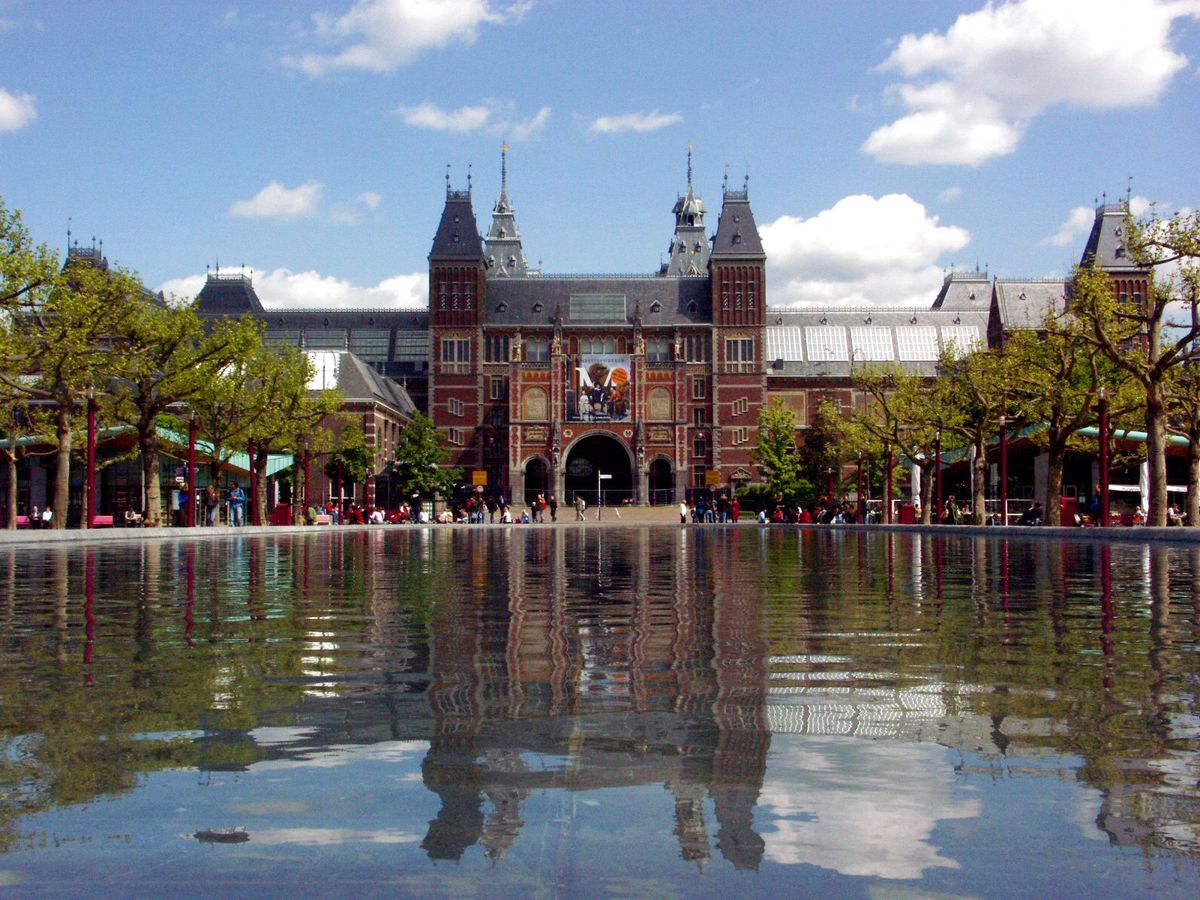 Footsteps Through Time: Walking Tours in Amsterdam