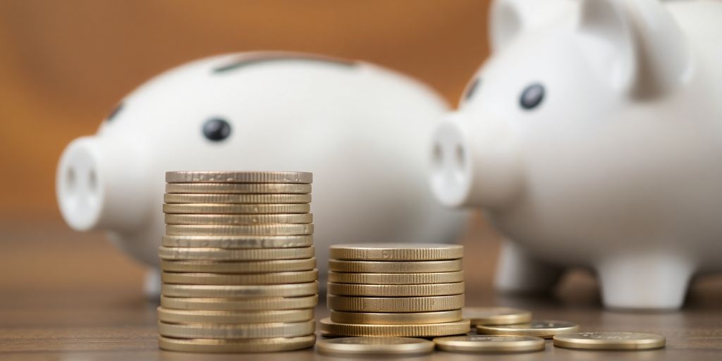 Pièces de monnaie et une tirelire
