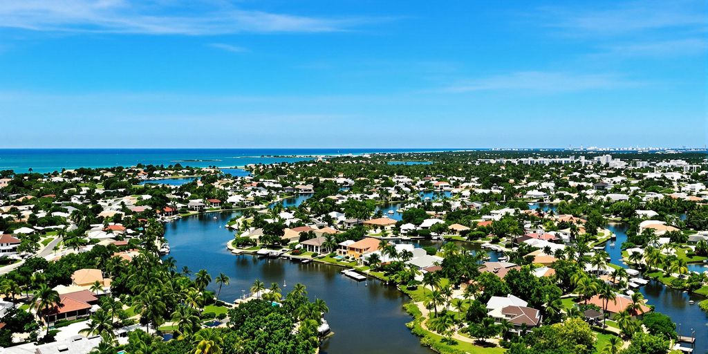 Aerial view of Aventura Florida homes and greenery.