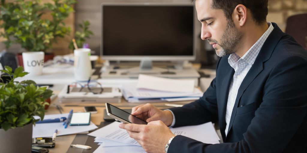 Fransızca tercüman, dijital araçlarla çalışıyor.