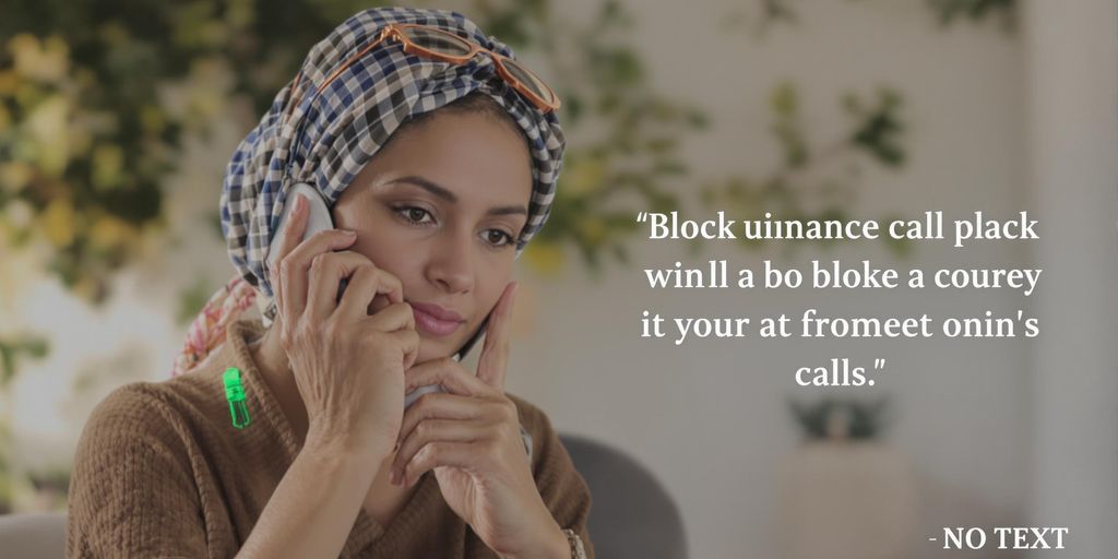 Personne bloquant un appel sur un smartphone.