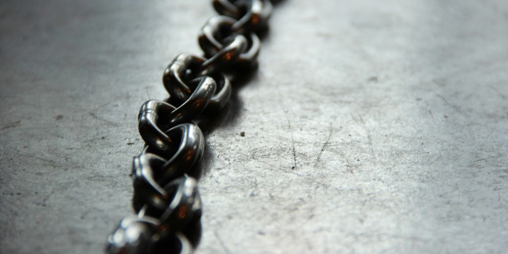 close up photo of chain