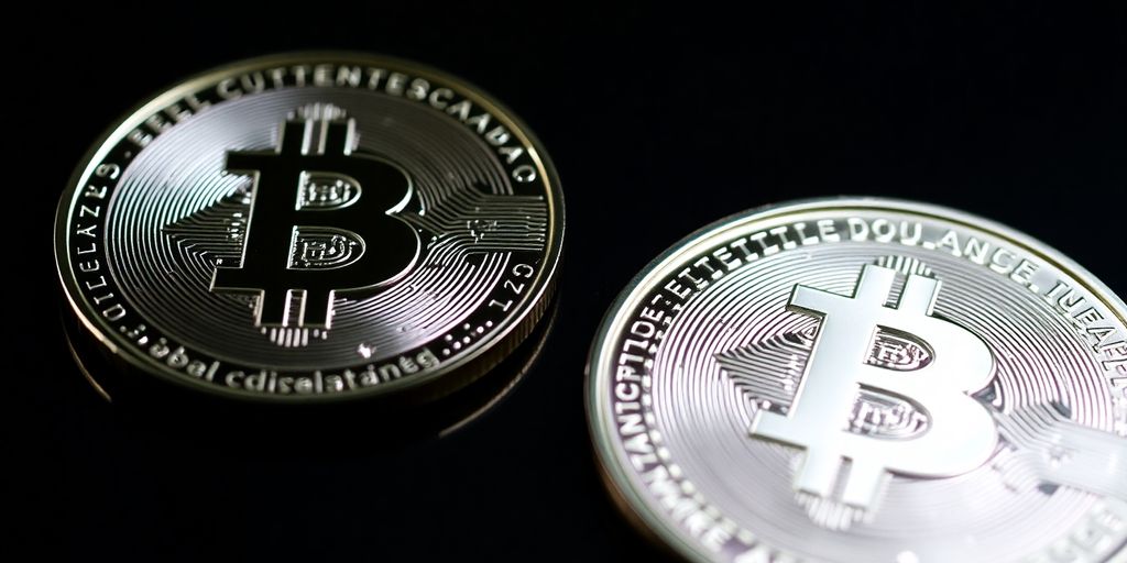 Pièce d'argent et puce de cryptomonnaie côte à côte.