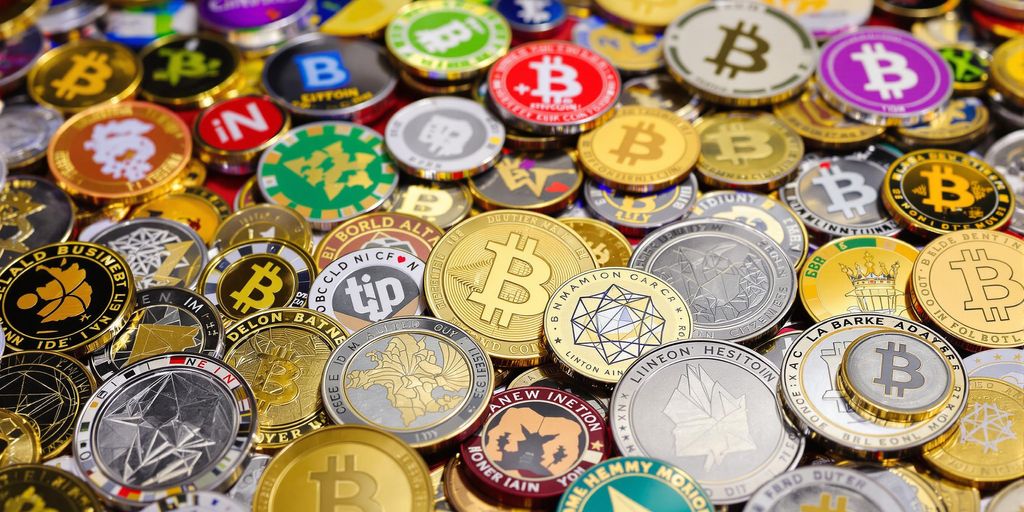 Vielfältige Kryptowährungs-Münzen in mehreren Farben und Designs.