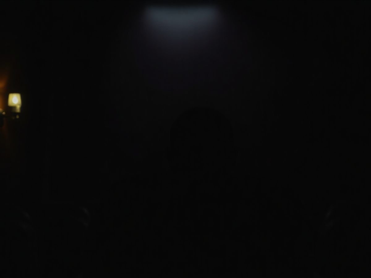 Persoană gândindu-se în cameră întunecată.