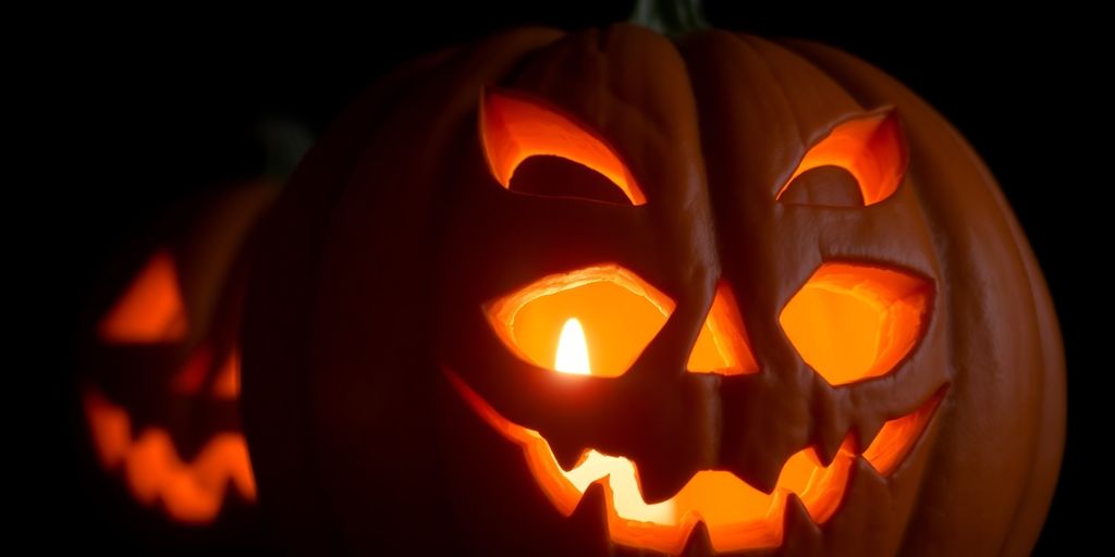 Ein geschnitzter Halloween-Kürbis mit gruseligem Gesicht.