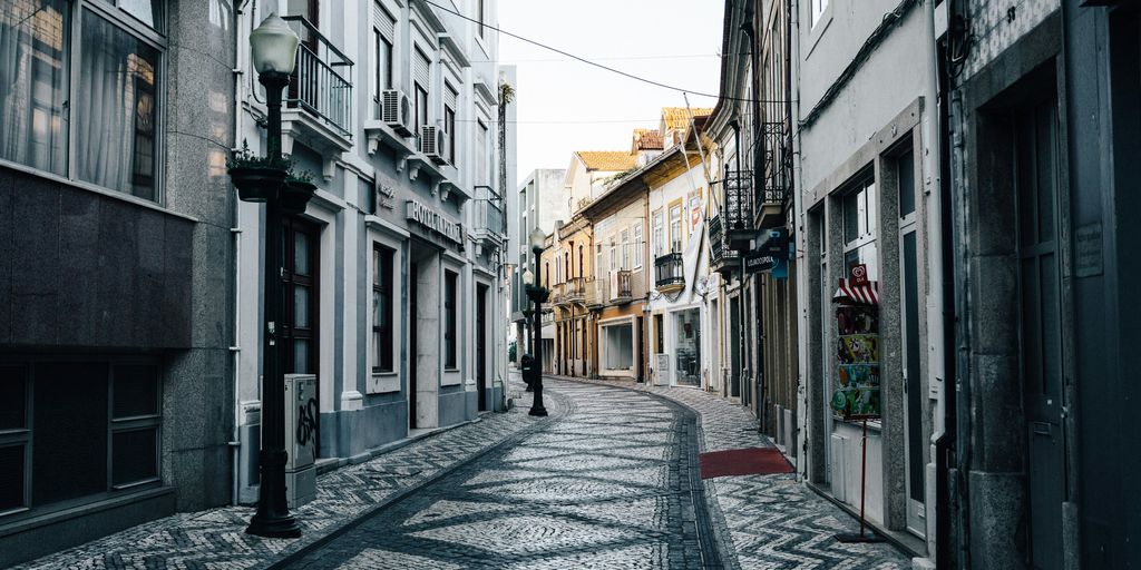alley between buildings