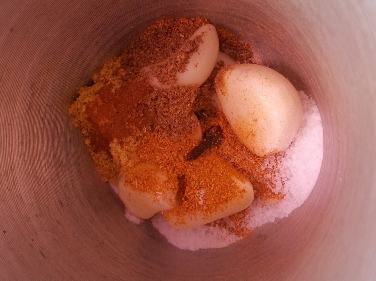 4. Masukkan bawang putih halus dan garam ke dalam kacang tanah