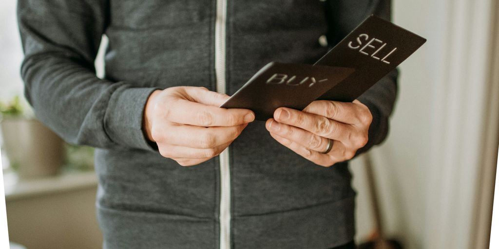 uma pessoa segurando um telefone celular nas mãos