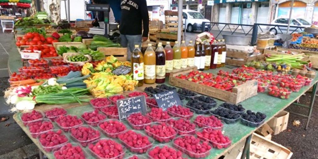 Norfolk shopping experience, antique shops, modern malls, farmers markets, local produce, vibrant market scenes, diverse shopping locations