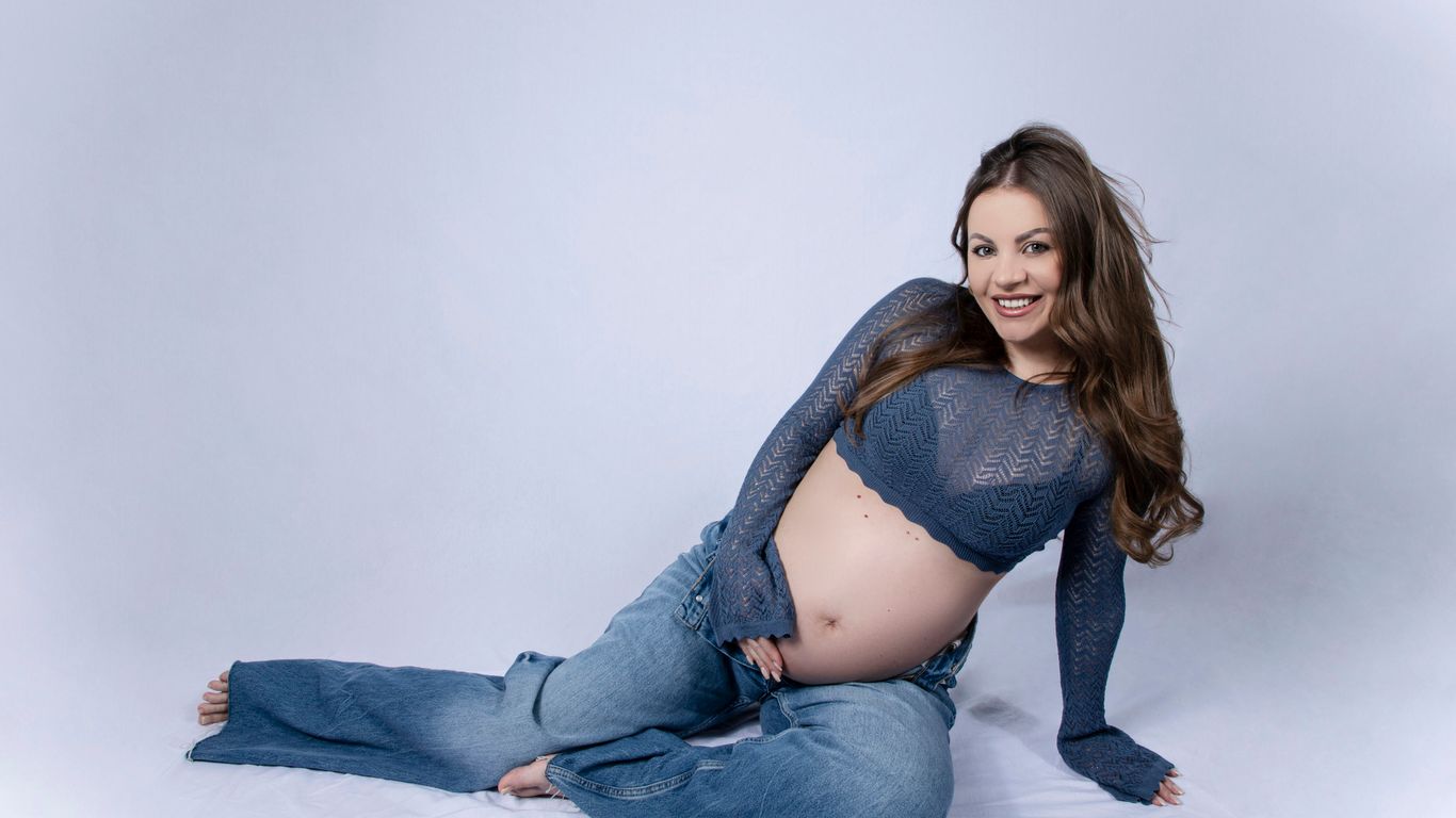 new mother doing postpartum abdominal exercises