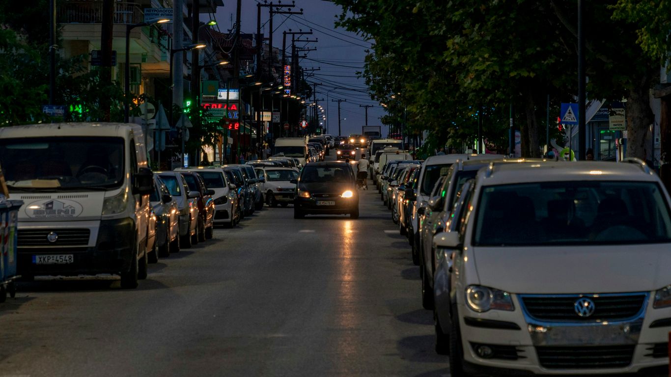 a city street filled with lots of traffic at night