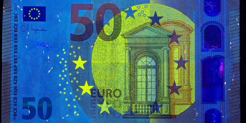 A 50 euro bill with a building and stars on it