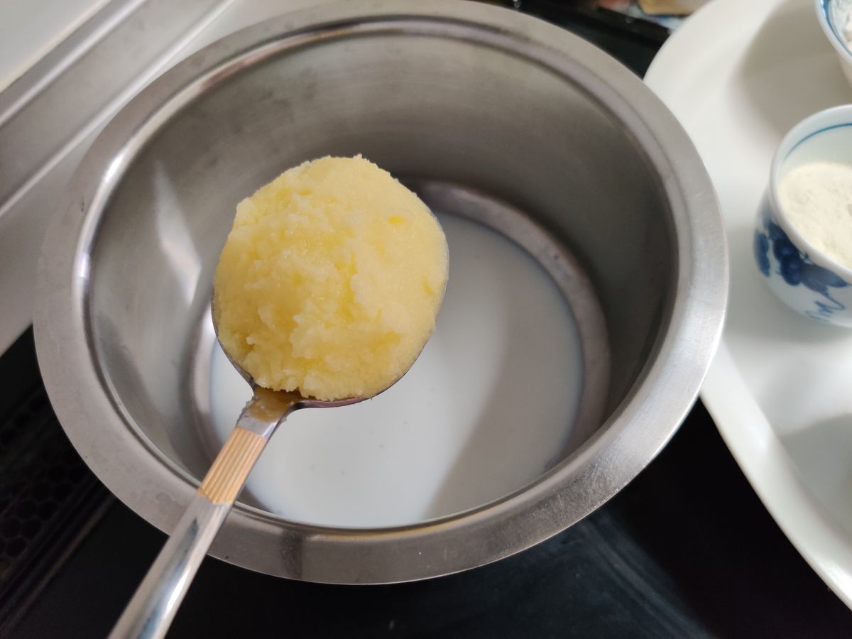 Preparing the Cake Pan