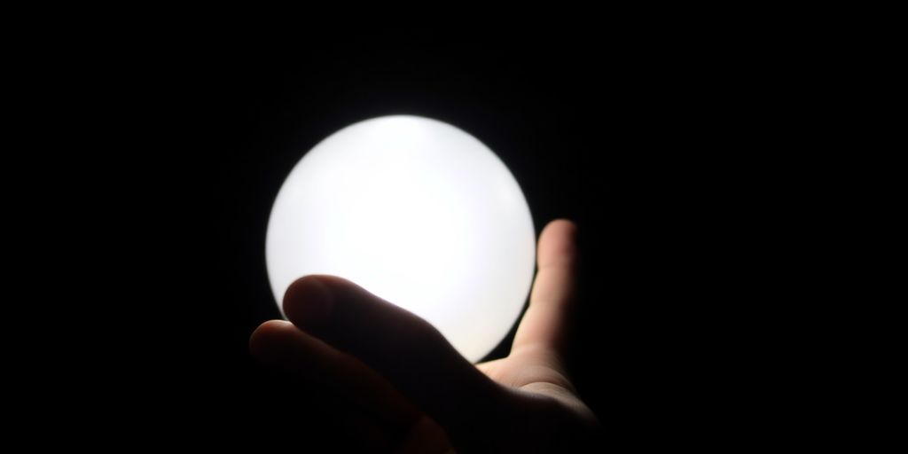 Main flottant au-dessus d'un globe terrestre lumineux