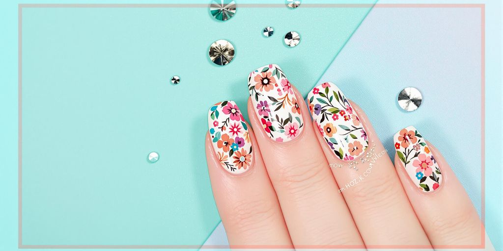 Unhas decoradas em pêssego com flores encantadoras.
