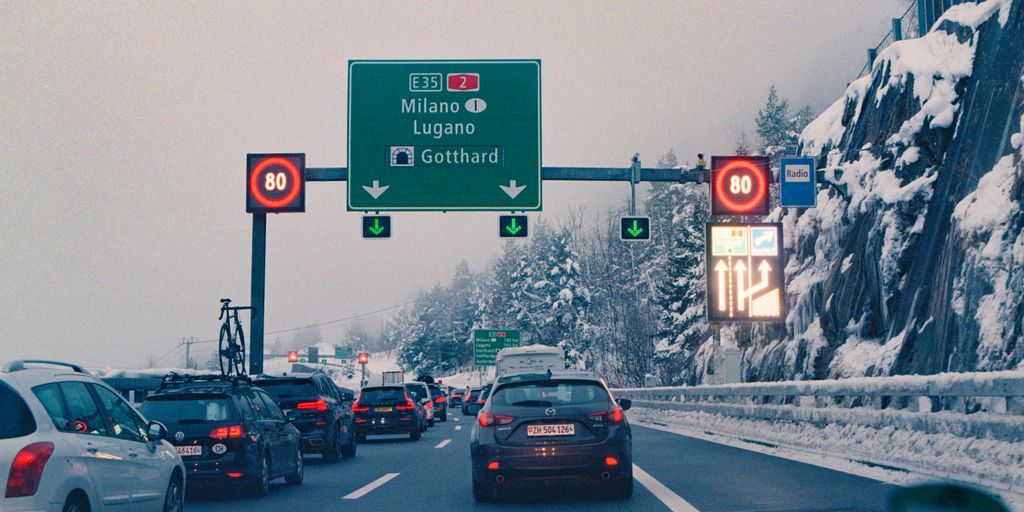 A bunch of cars that are sitting in the street - Relai