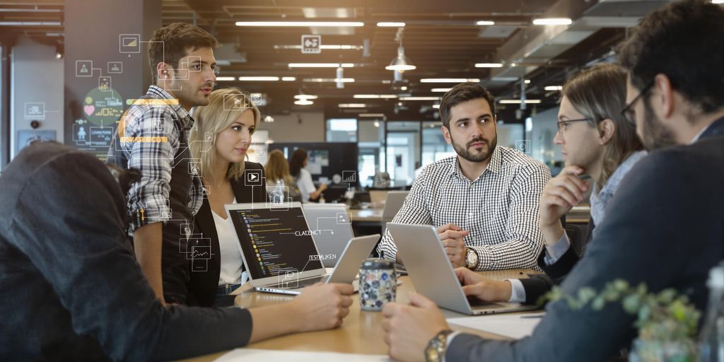 Forretningsfolk diskuterer digitalisering i et moderne kontor.