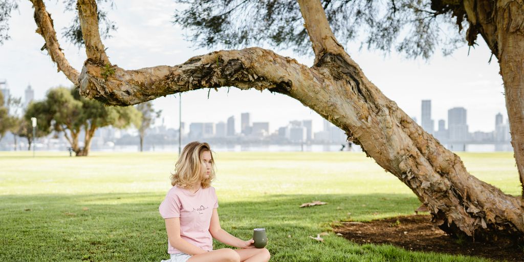 woman siting on focus photograpy