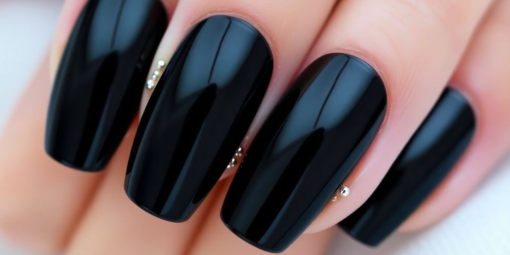 Unhas de gel preto bem cuidadas e elegantes.