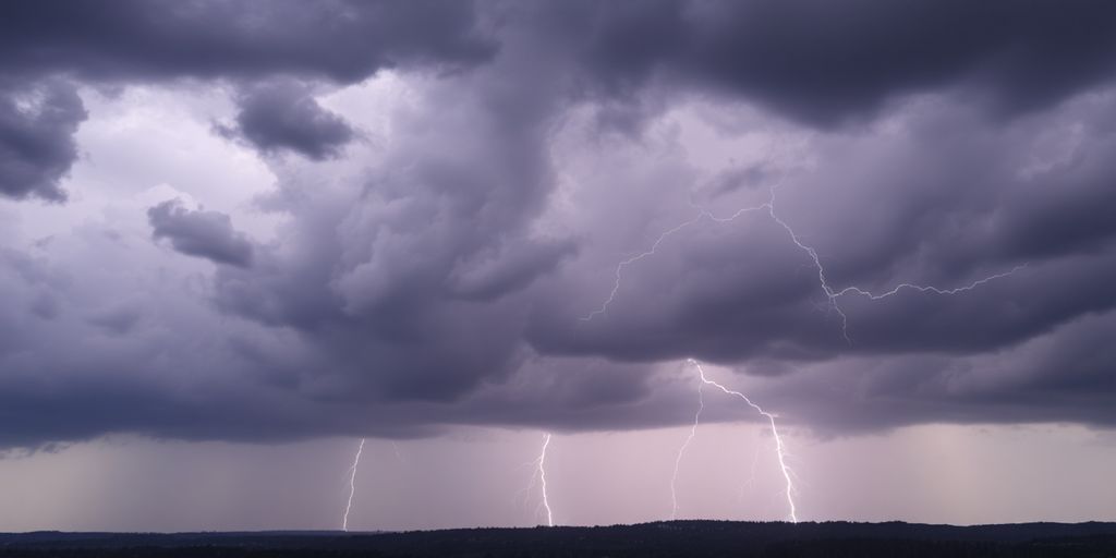 Ciel orageux avec éclairs au-dessus de paysage menacé.