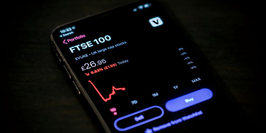 smartphone Android preto na mesa de madeira marrom