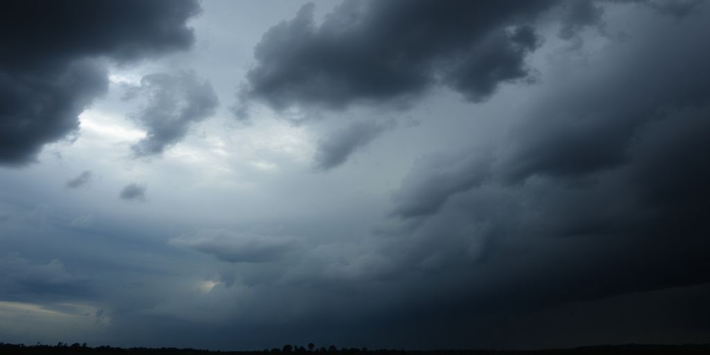 Gros orages avec de fortes pluies et des inondations.