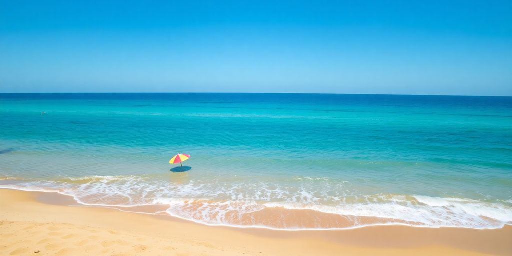 Plage de Palavas-les-Flots avec parasols colorés et mer bleue.