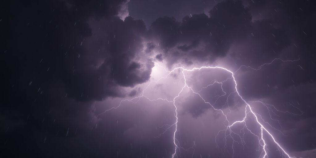 Ciel orageux, éclairs, gouttes de pluie tombant.
