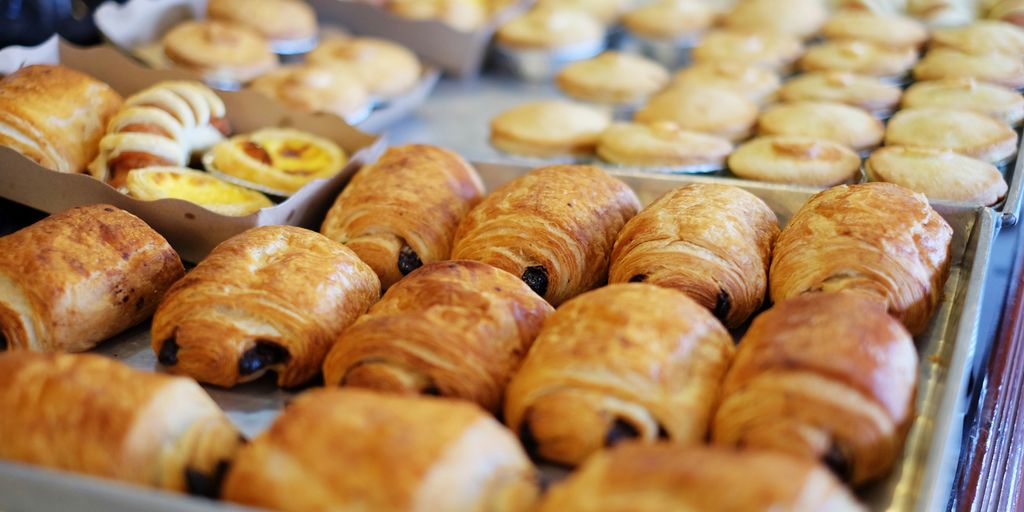 close up photography of baked treats on tray