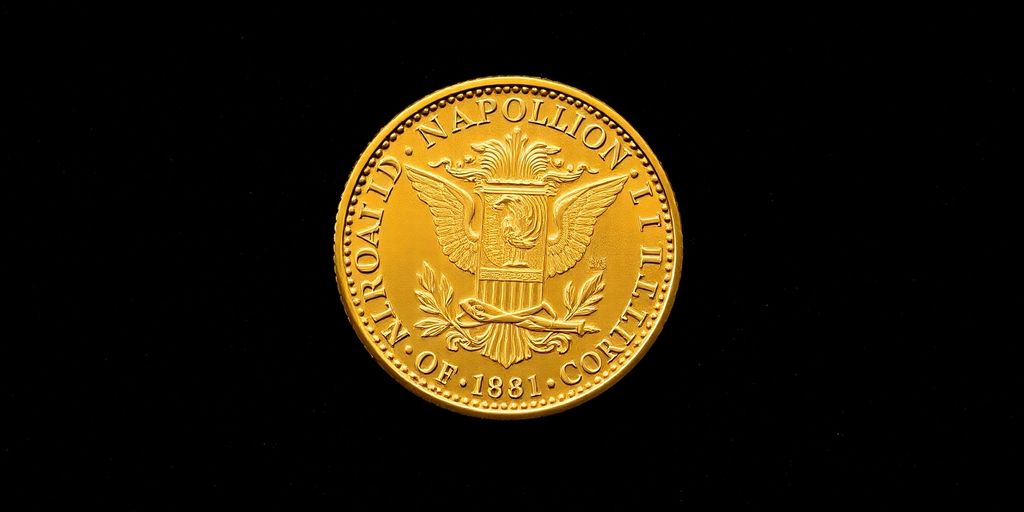 Pièce en or de Napoléon sur fond velours noir.