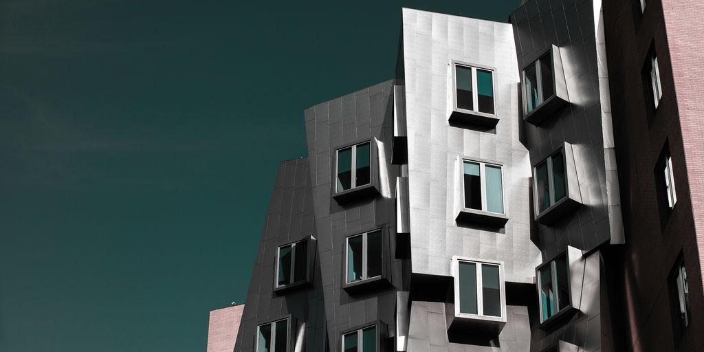 white and brown concrete building - Amazon Suchmaschinenoptimierung