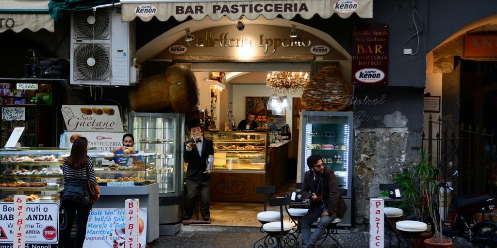bar Pasticceria with people dining