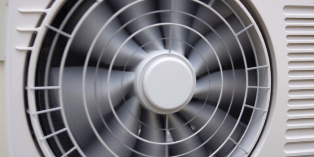 Unité extérieure de climatisation avec un ventilateur en marche.