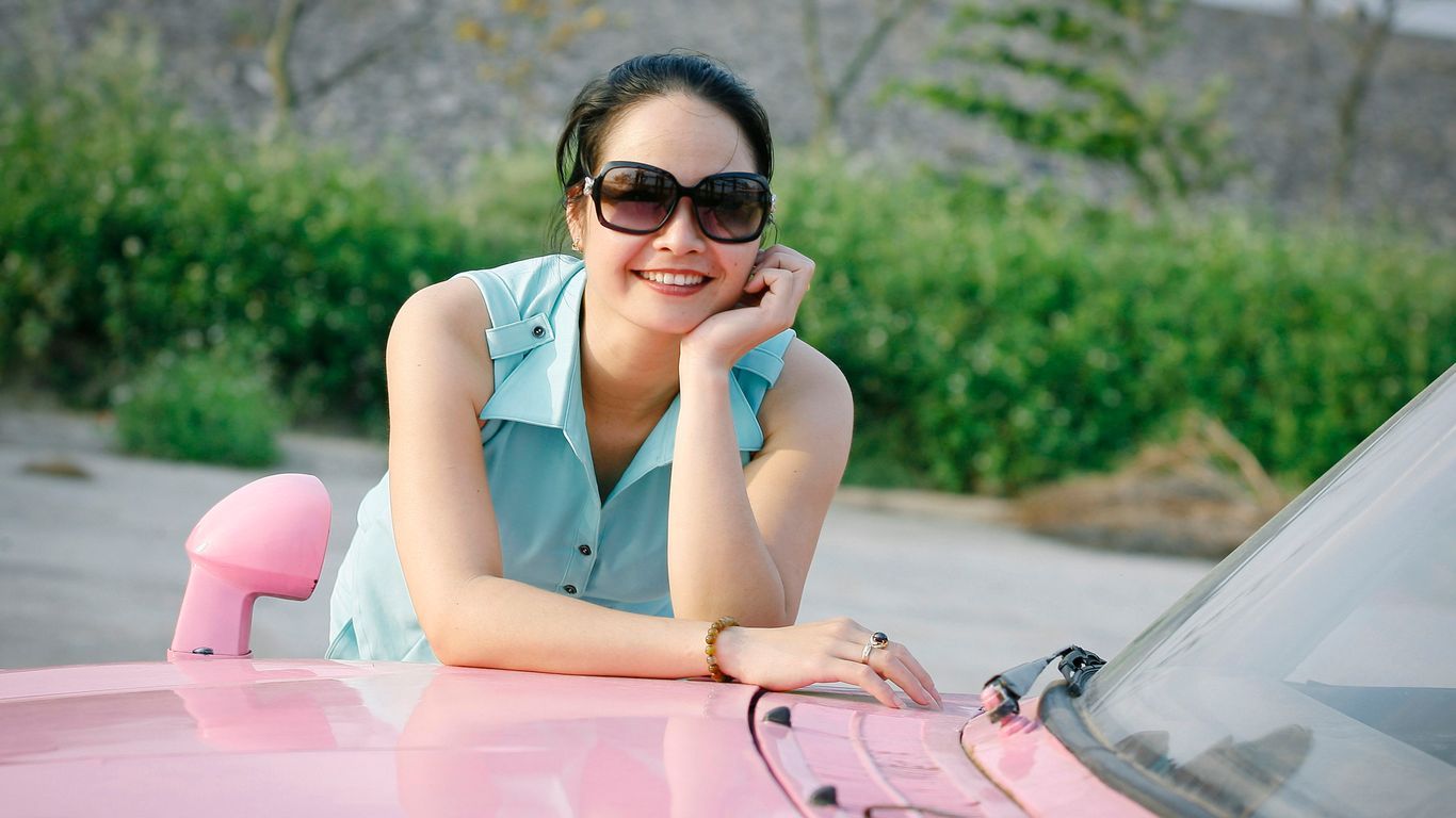 woman wearing blue sleeveless top