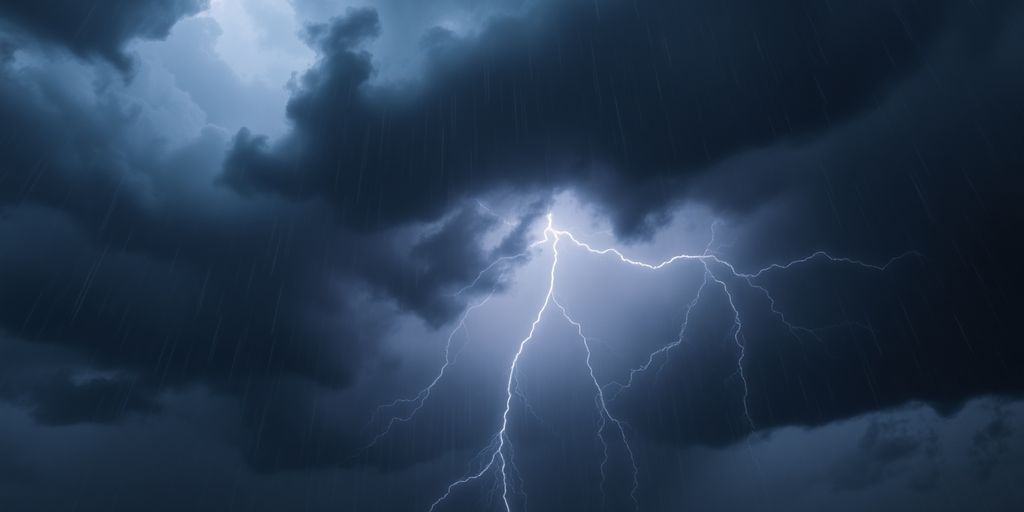 Ciel orageux avec éclairs et pluie.