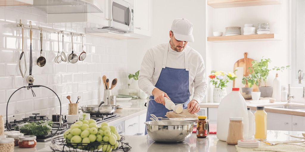 Bucătărie curată fără gândaci, tehnician de dezinsecție activ.